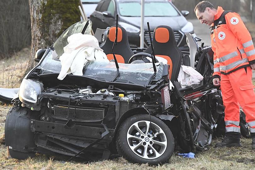 Bei dem Unfall wurden beide Fahrzeuge massiv beschädigt.