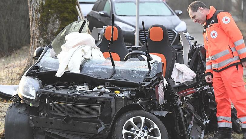 Bei dem Unfall wurden beide Fahrzeuge massiv beschädigt. Bei dem Unfall wurden beide Fahrzeuge massiv beschädigt.