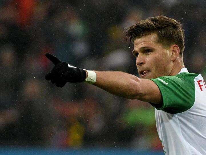 Florian Niederlechner jubelt, hier beim Spiel gegen Borussia Dortmund. Foto: Stefan Puchner/dpa/Archivbild