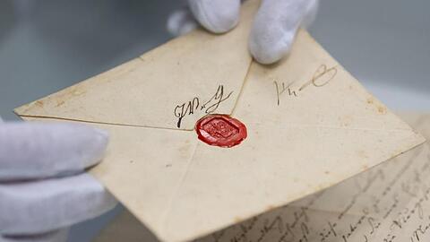 Die Goethe-Unterschrift auf einem Brief. Foto: Sven Hoppe/dpa
