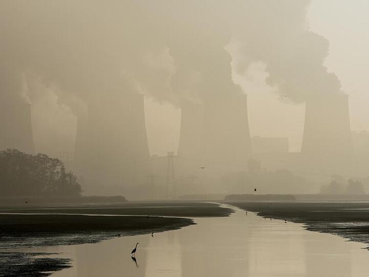 Dampfende Kühltürme des Braunkohlekraftwerkes Jänschwalde. CO2 ist das wichtigste Treibhausgas und entsteht vor allem durch die Verbrennung von Kohle, Öl und Gas, die Zementproduktion und andere Industrieprozesse.