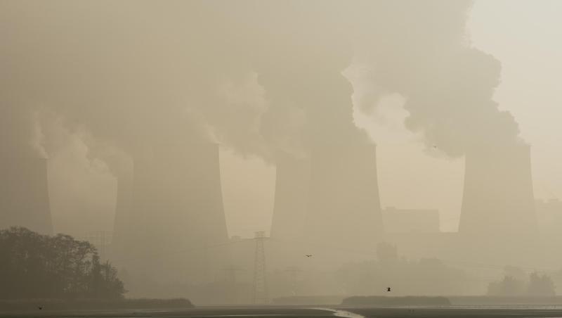 Dampfende Kühltürme des Braunkohlekraftwerkes Jänschwalde. CO2 ist das wichtigste Treibhausgas und entsteht vor allem durch die Verbrennung von Kohle, Öl und Gas, die Zementproduktion und andere Industrieprozesse. Dampfende Kühltürme des Braunkohlekraftwerkes Jänschwalde. CO2 ist das wichtigste Treibhausgas und entsteht vor allem durch die Verbrennung von Kohle, Öl und Gas, die Zementproduktion und andere Industrieprozesse.