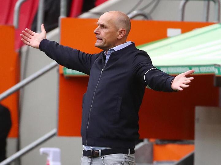FC Augsburg Trainer Heiko Herrlich steht an der Seitenlinie. Foto: Michael Dalder/Reuters-Pool/dpa