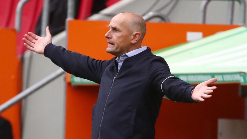 FC Augsburg Trainer Heiko Herrlich steht an der Seitenlinie. Foto: Michael Dalder/Reuters-Pool/dpa