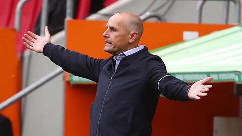 FC Augsburg Trainer Heiko Herrlich steht an der Seitenlinie. Foto: Michael Dalder/Reuters-Pool/dpa