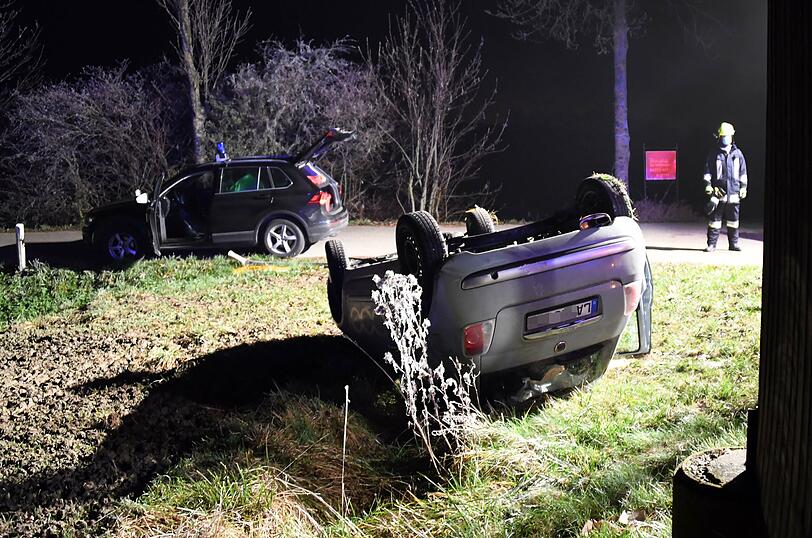 Die Fahrerin des Fiat 500 verlor in einer Linkskurve die Kontrolle und schleuderte nach rechts von der Fahrbahn.