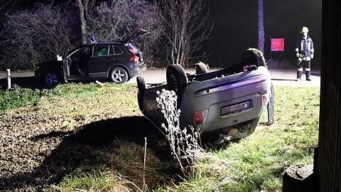 Die Fahrerin des Fiat 500 verlor in einer Linkskurve die Kontrolle und schleuderte nach rechts von der Fahrbahn.