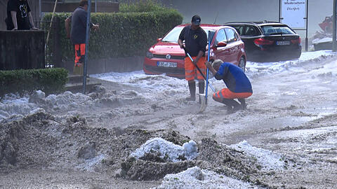 Zentimeterhoch liegt der Hagel auf der Straße