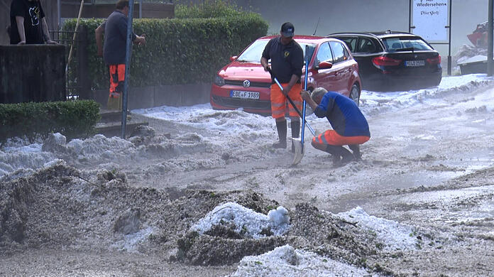Zentimeterhoch liegt der Hagel auf der Straße