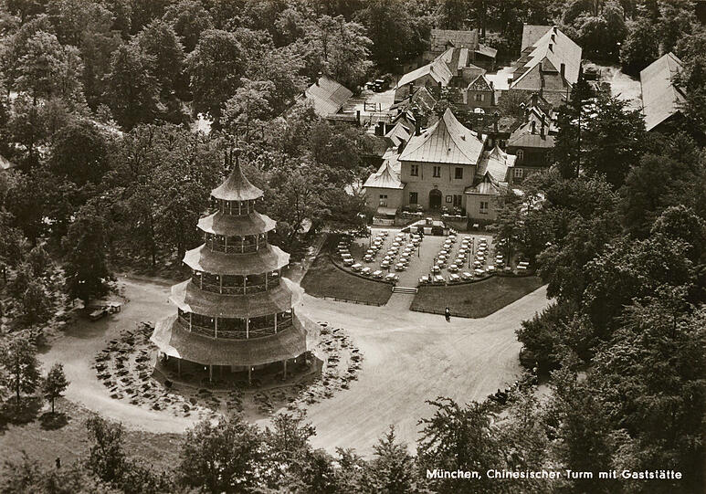Der Chinesische Turm 1930: Erstaunlich, wie klein damals noch der Biergarten rund um den hölzernen Turm dimensioniert war.