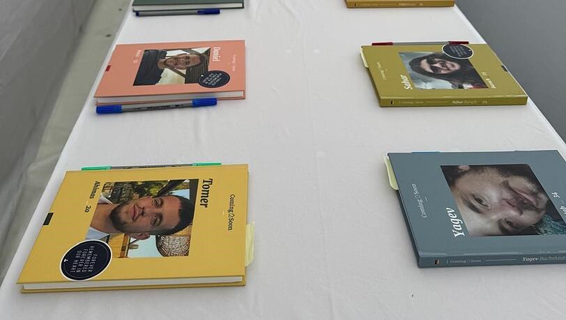 Widmungen erwünscht: Zu jeder Geisel gibt es ein Buch mit Foto, Name und Kurz-Vita. Widmungen erwünscht: Zu jeder Geisel gibt es ein Buch mit Foto, Name und Kurz-Vita.