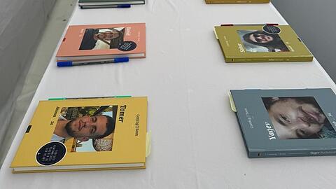 Widmungen erwünscht: Zu jeder Geisel gibt es ein Buch mit Foto, Name und Kurz-Vita.