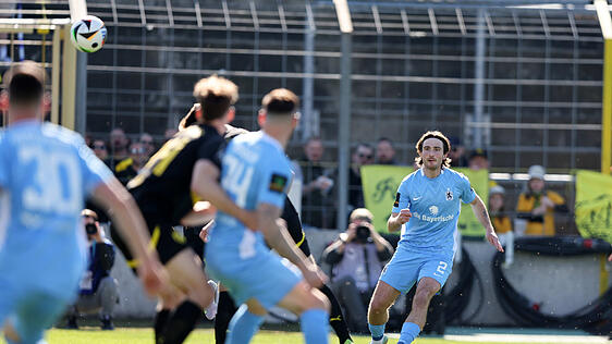 Tim Danhof erzielt das 1:0 für den TSV 1860.