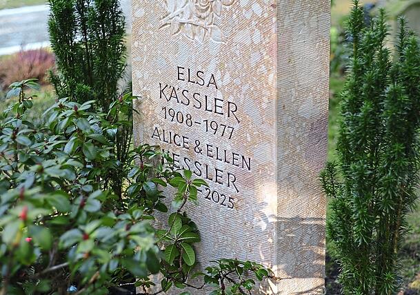 Neben ihrer Mutter Elsa sind nun auch Alice und Ellen Kessler auf dem Grabstein in Grünwald verewigt.
