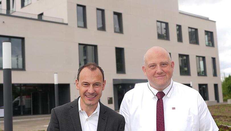 S-Bahn-Chef Matthias Glaub und Akademieleiter Marc Hildmann. Im Hintergrund die neu eröffnete Akademie für Lokführer. S-Bahn-Chef Matthias Glaub und Akademieleiter Marc Hildmann. Im Hintergrund die neu eröffnete Akademie für Lokführer.
