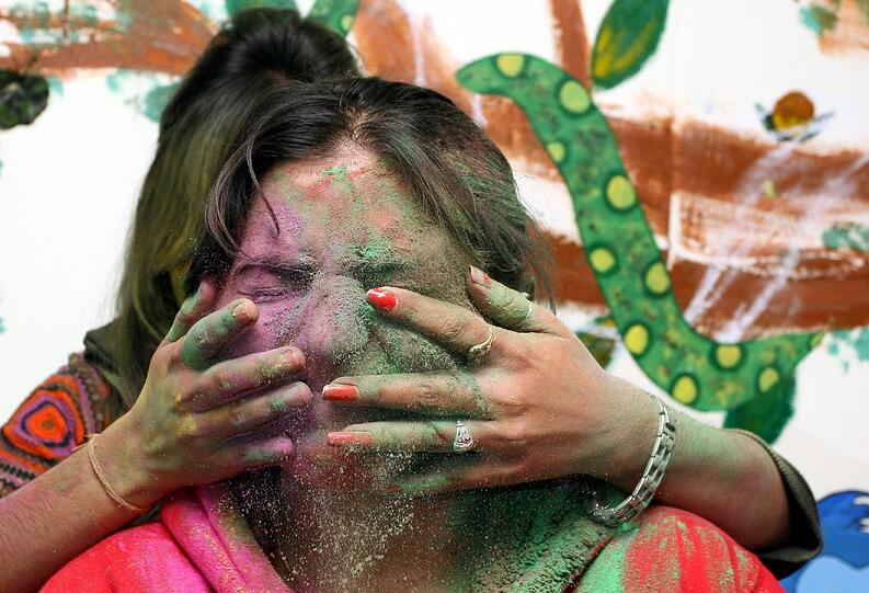 Die Menschen beschmieren sich von oben bis unten mit Farbe, aber die macht besonders viel Eindruck im Gesicht.
