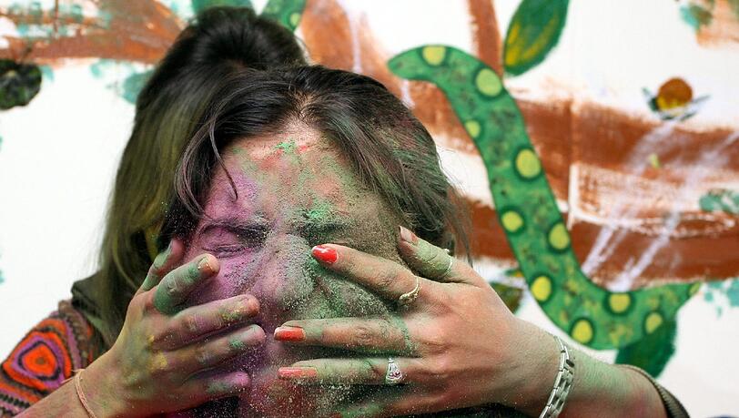 Die Menschen beschmieren sich von oben bis unten mit Farbe, aber die macht besonders viel Eindruck im Gesicht. Die Menschen beschmieren sich von oben bis unten mit Farbe, aber die macht besonders viel Eindruck im Gesicht.
