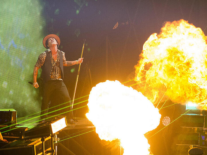 Im Gegensatz zu einigen Kollegen hielt sich Bruno Mars im vergangenen Jahr trotz Feuer-Show schadlos. Mehr Bilder gibt es in der Galerie.