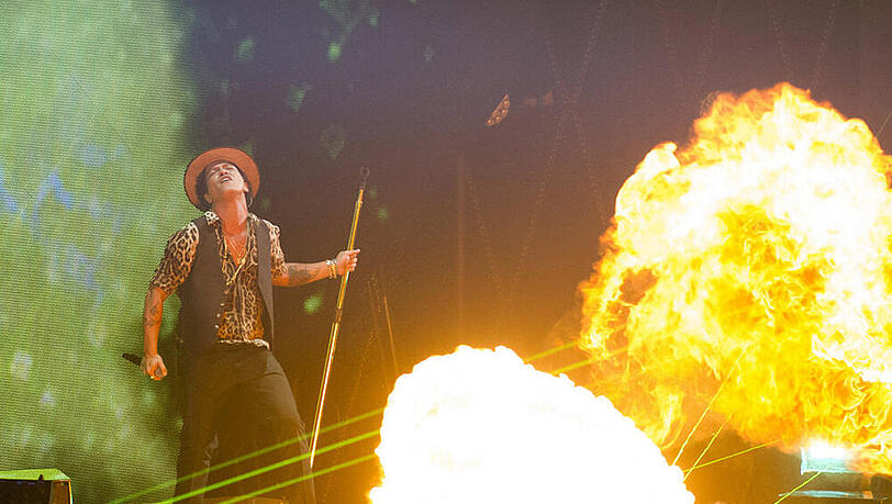 Im Gegensatz zu einigen Kollegen hielt sich Bruno Mars im vergangenen Jahr trotz Feuer-Show schadlos. Mehr Bilder gibt es in der Galerie. Im Gegensatz zu einigen Kollegen hielt sich Bruno Mars im vergangenen Jahr trotz Feuer-Show schadlos. Mehr Bilder gibt es in der Galerie.