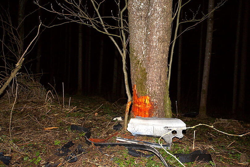 Ein 17-Jähriger ohne Füherschein ist bei Tabing betrunken gegen einen Baum geprallt.