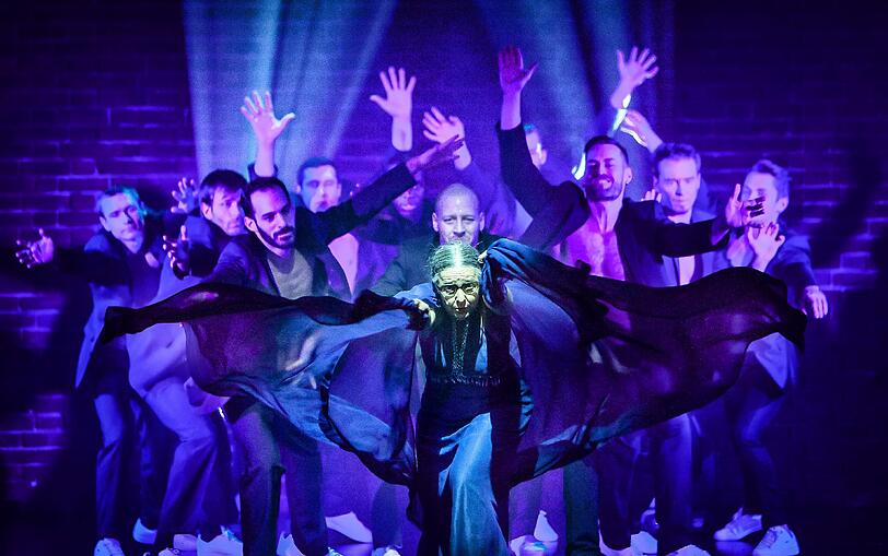 Rosemie und das Ensemble der Show &bdquo;Wild Boys&ldquo; im GOP Varieté am Maxmonument.