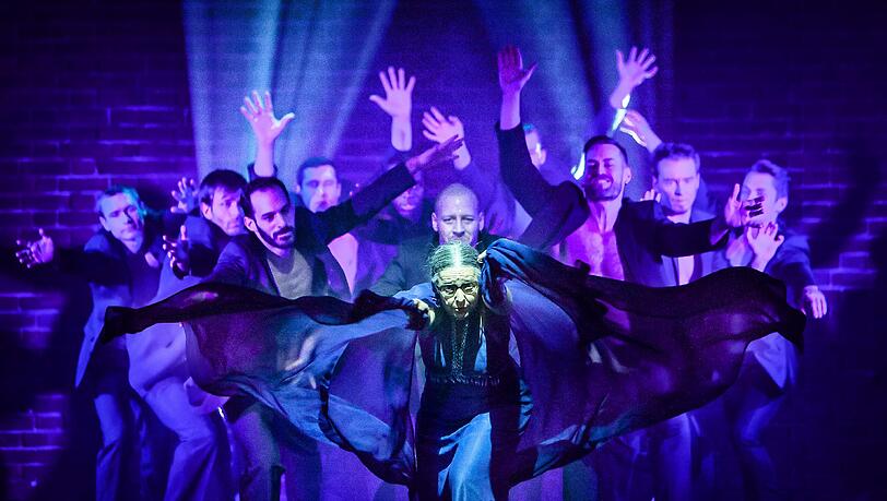Rosemie und das Ensemble der Show „Wild Boys“ im GOP Varieté am Maxmonument. Rosemie und das Ensemble der Show „Wild Boys“ im GOP Varieté am Maxmonument.