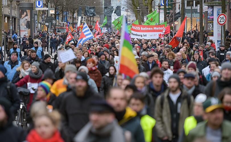Teilnehmer einer Gegendemonstration zur Kundgebung "Merkel muss weg!" laufen über die Mönckebergstraße.