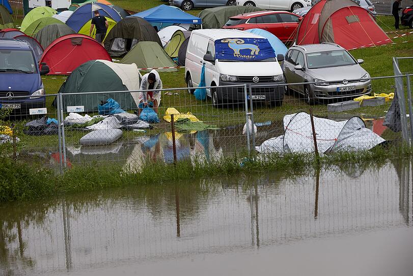Regenschauer verwüsten das Festival-Gelände von "Rock am Ring" am Donnerstag. Danach beruhigt sich die Wetterlage und die Party kann beginnen.