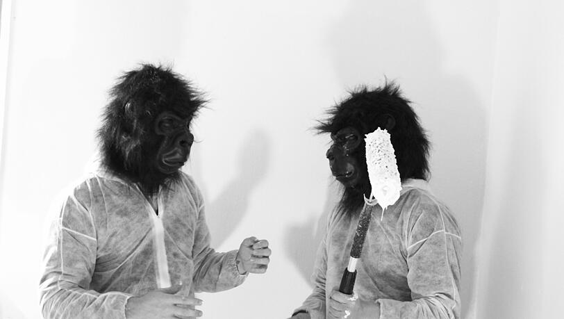 Mit Gorillamasken sanieren Goldgrund Aktivisten eine Wohnung in der Müllerstraße, die die Stadt abreißen wollte. Mit Gorillamasken sanieren Goldgrund Aktivisten eine Wohnung in der Müllerstraße, die die Stadt abreißen wollte.