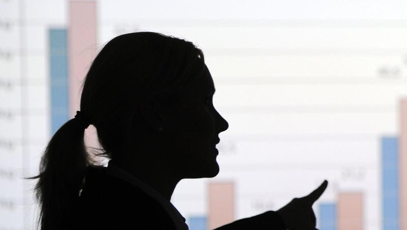 Eine Frau erklärt eine mittels Beamer an die Wand projizierte Statistik. Foto: picture alliance / dpa/Illustration Eine Frau erklärt eine mittels Beamer an die Wand projizierte Statistik. Foto: picture alliance / dpa/Illustration