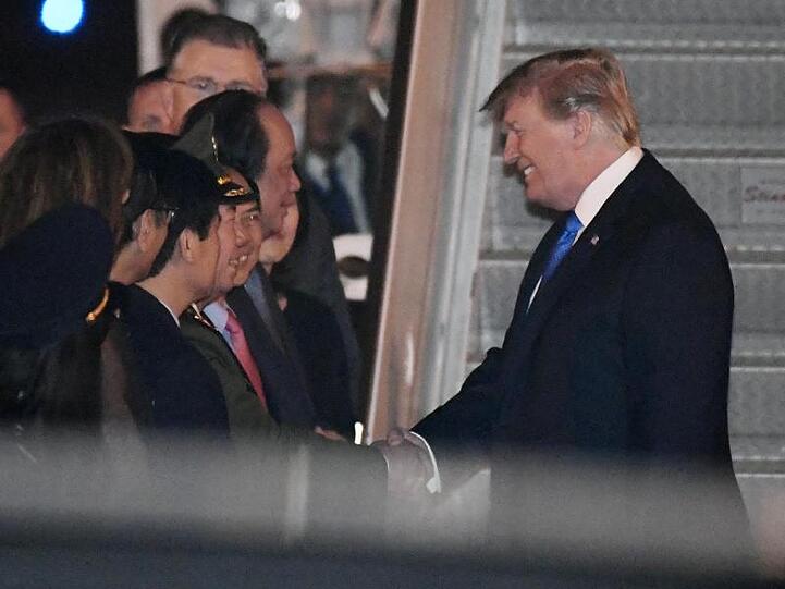 US-Präsident Donald Trump wird am Flughafen von Hanoi begrüßt.