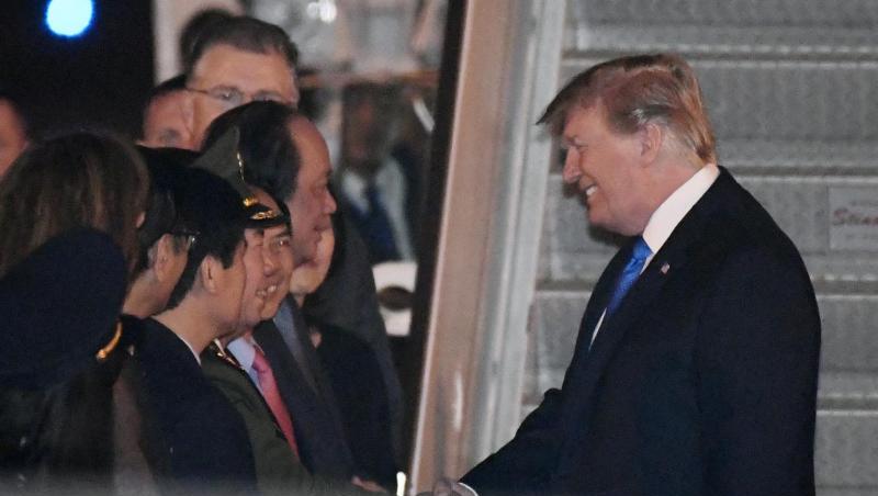 US-Präsident Donald Trump wird am Flughafen von Hanoi begrüßt. US-Präsident Donald Trump wird am Flughafen von Hanoi begrüßt.