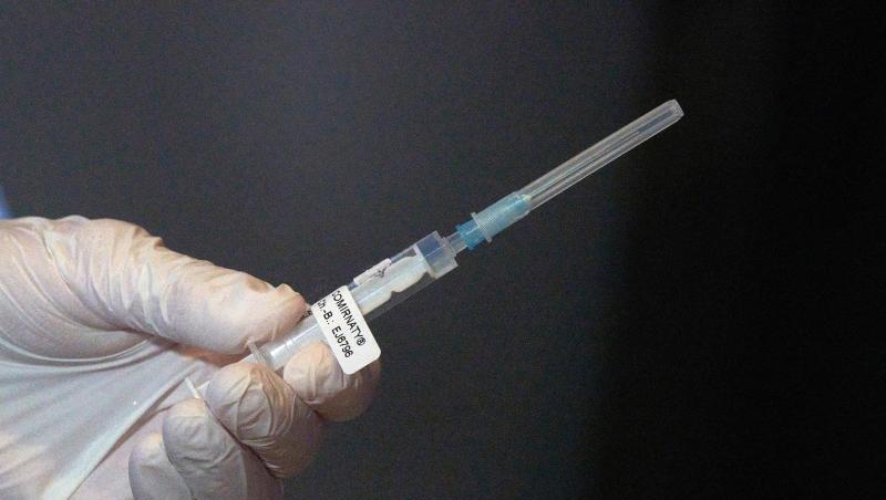 Eine Mitarbeiterin eines Impfteams überprüft eine Spritze mit einem Impfstoff gegen Covid-19.