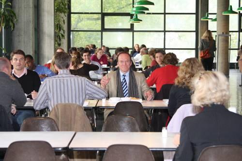 Ein Großmeister unter Studenten: Sternekoch Heinz Winkler sitzt in der Mensa an der Arcisstraße vor seinem Schweineschnitzel. Für die Abendzeitung testete er Fleisch, Kroketten, Brokkoli und Gurkensalat.