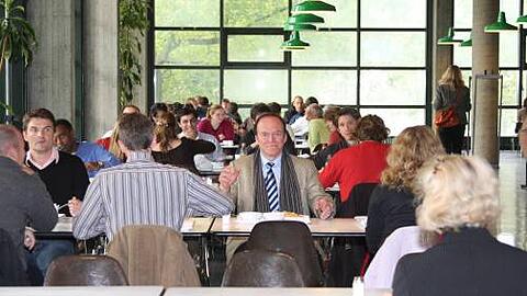 Ein Großmeister unter Studenten: Sternekoch Heinz Winkler sitzt in der Mensa an der Arcisstraße vor seinem Schweineschnitzel. Für die Abendzeitung testete er Fleisch, Kroketten, Brokkoli und Gurkensalat.