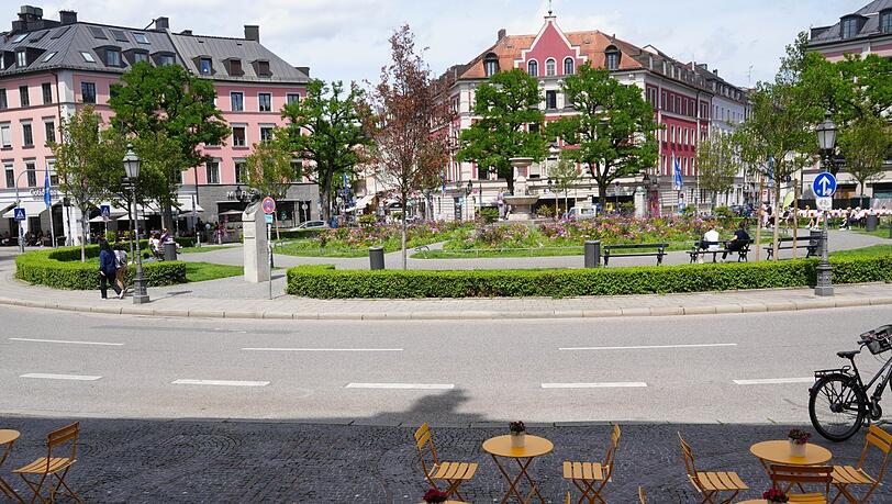 Im Westend und hier im Gärtnerplatzviertel will das Mobilitätsreferat die Nachbarschaftsviertel ab 2025 umsetzen. Die Autos sollen hauptsächlich auf den Straßen am Rand fahren, in der Mitte gehört der Platz Fußgängern und Radlern.