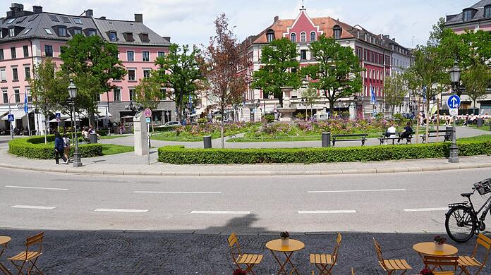 Im Westend und hier im Gärtnerplatzviertel will das Mobilitätsreferat die Nachbarschaftsviertel ab 2025 umsetzen. Die Autos sollen hauptsächlich auf den Straßen am Rand fahren, in der Mitte gehört der Platz Fußgängern und Radlern.