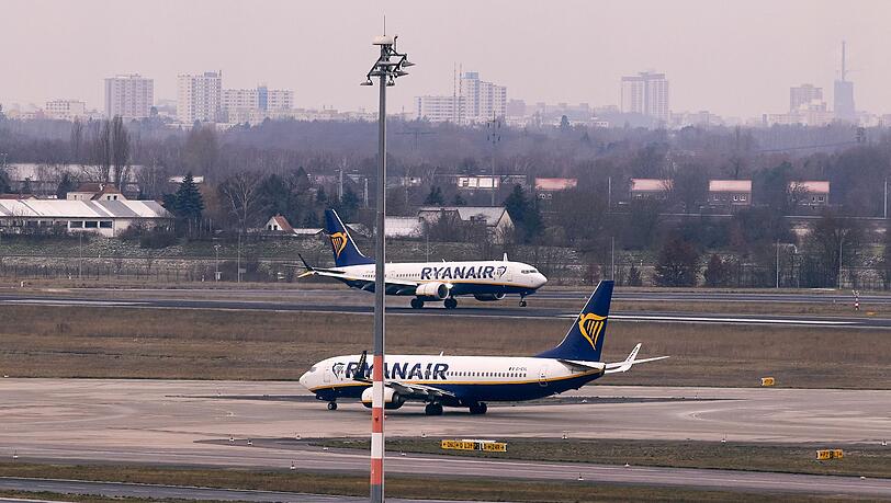 Billigflieger Ryanair: Hohe Kosten erwartet nach Milliardengewinn. (Archivbild)