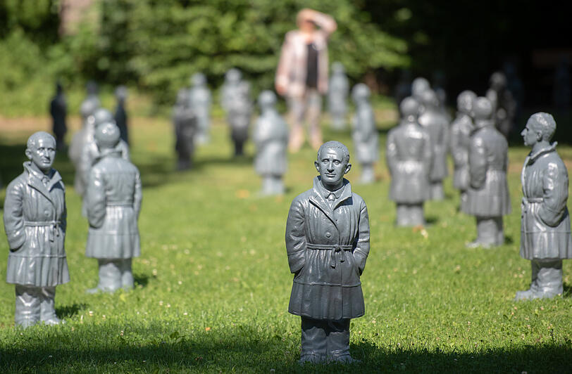 Im Park des Kurhaustheaters stehen Statuen, die den Dramatiker Bert Brecht darstellen. Der Konzeptk&uuml;nstler Ottmar H&ouml;rl schuf aus Kunststoff 100 dieser 90 Zentimeter hohen Statuen und stellte sie in der Geburtsstadt des Dichters auf.