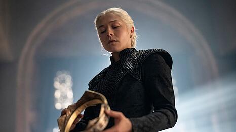 Am Ziel? K&ouml;nigin Rhaenyra (Emma D'Arcy) h&auml;lt endlich die Krone ihres Vaters in den H&auml;nden.