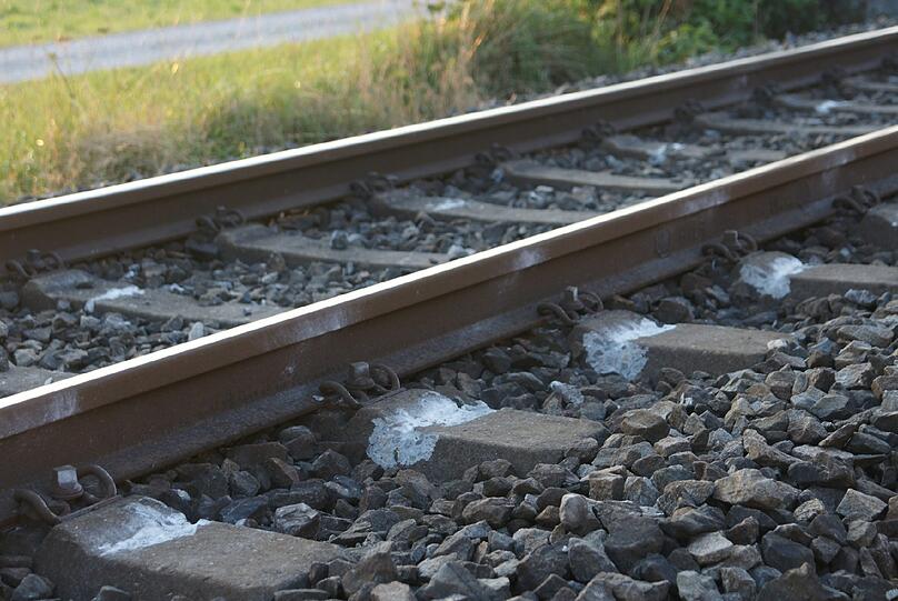 Freunde und Verwandte trauern am Bahnübergang um die beiden am Samstag verunglückten Freunde Basti und Mark.