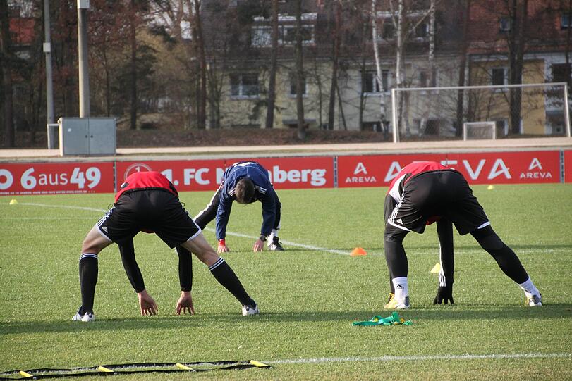 Dehn- und Kraftübungen mit Athletik-Trainer Markus Zidek.