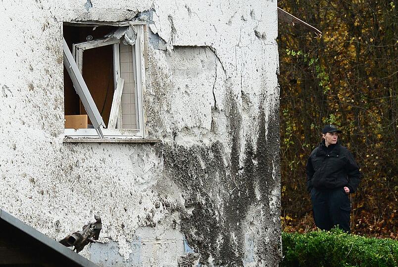 Nach der Explosion untersuchen Experten des LKA die Unglücksstelle.