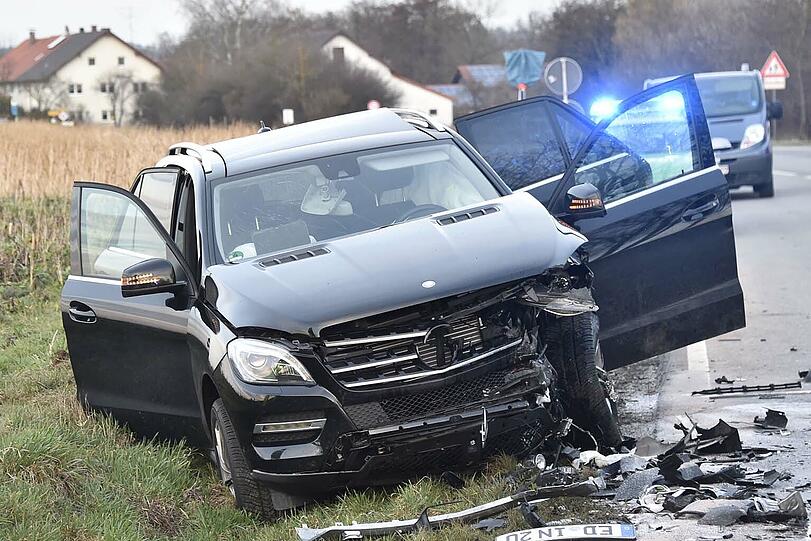 Bei dem schweren Unfall kam der Fahrer des Astra mit schweren Verletzungen ins Krankenhaus.