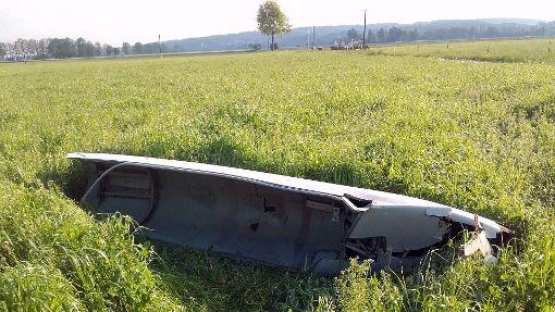 Dieses Teil einer Flugzeug-Tragfläche ist neben einem Bauernhof im landkreis Erding aufgeschlagen.