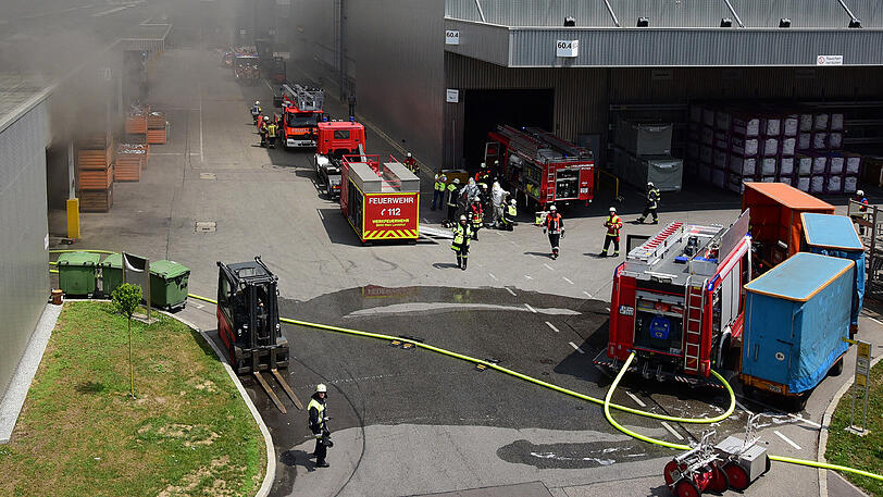 Bilder des Feuerwehreinsatzes am Landshuter BMW-Werk: Der Sachschaden wird auf über zwei Millionen Euro geschätzt.