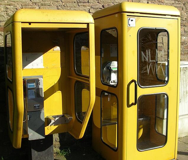 Ein ungewöhnliches Protestmittel: Telefonzellen.