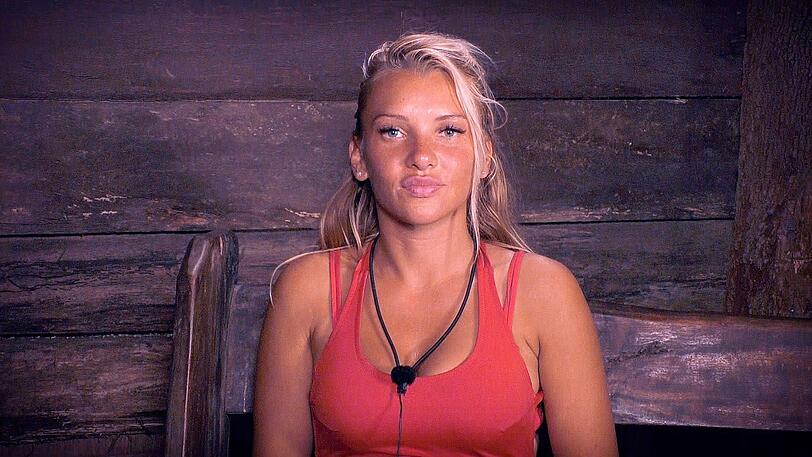 Evelyn Burdecki fragt bei den männlichen Dschungelcampern ganz genau nach.