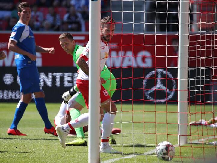 Der Regensburger Marco Grüttner (M) erzielt den Treffer zum 1:0. Foto: Daniel Karmann