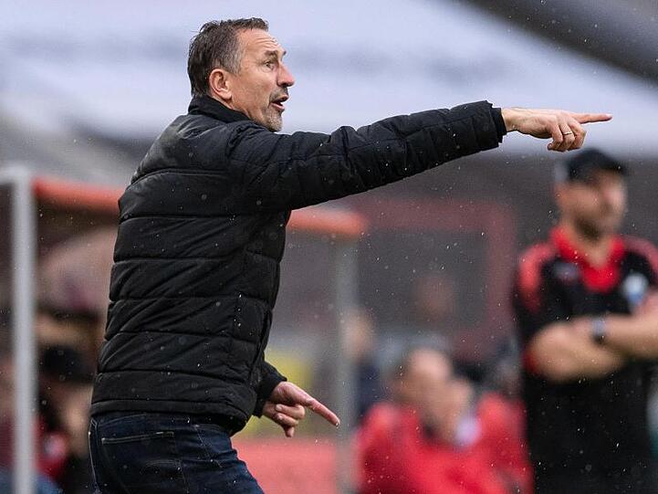 Kölns Trainer Achim Beierlorzer gestikuliert an der Seitenlinie.